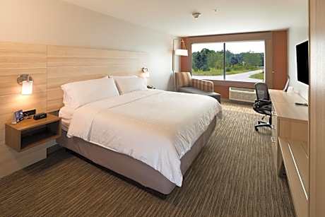 Queen Room with Two Queen Beds Hearing Accessible with Roll-In Shower - Non-Smoking