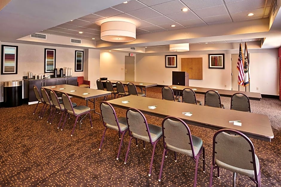 La Quinta Inn & Suites by Wyndham Elkview