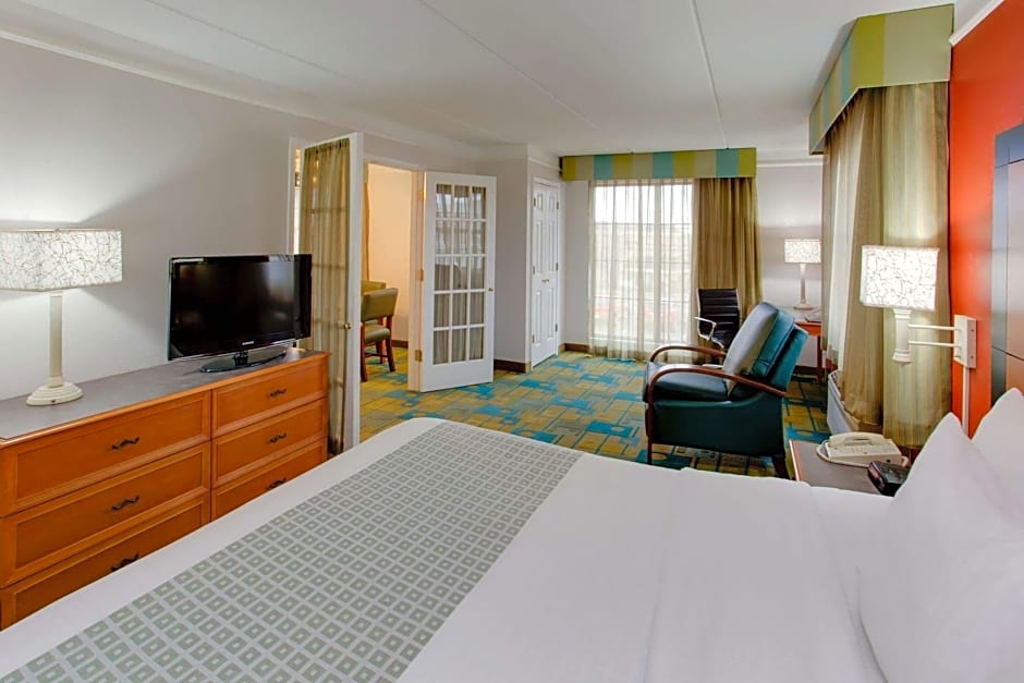La Quinta Inn & Suites by Wyndham Pittsburgh Airport