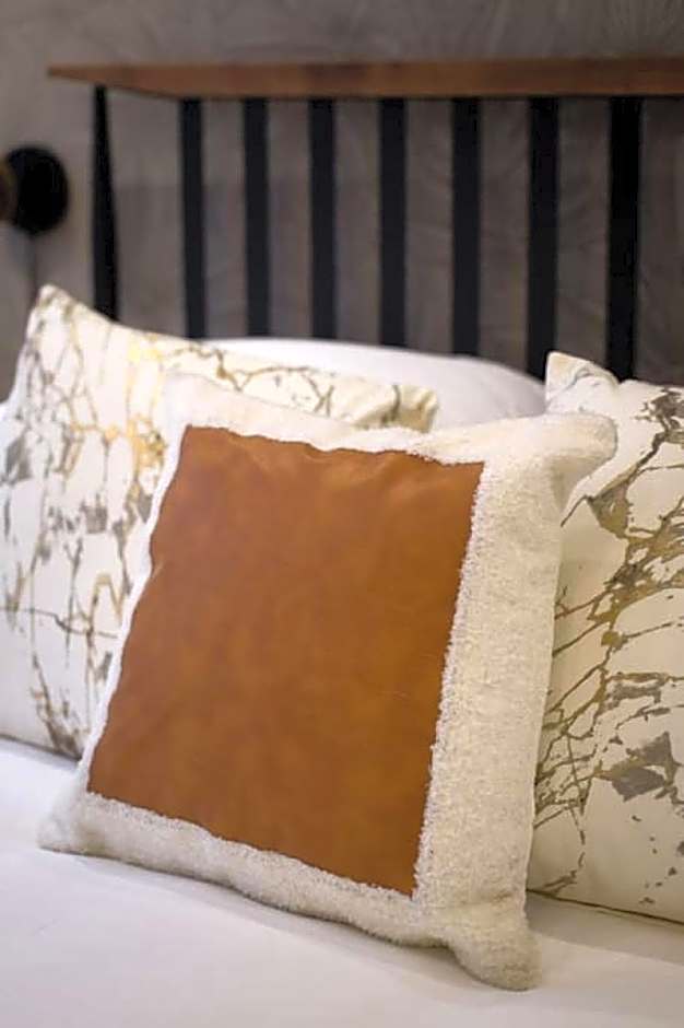 Palms Little Italy Studio with full bathroom by Denstays