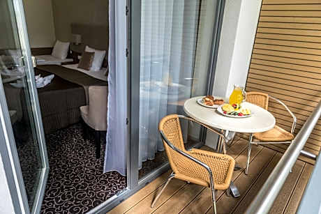 Triple Room Comfort (Included access to the pools)