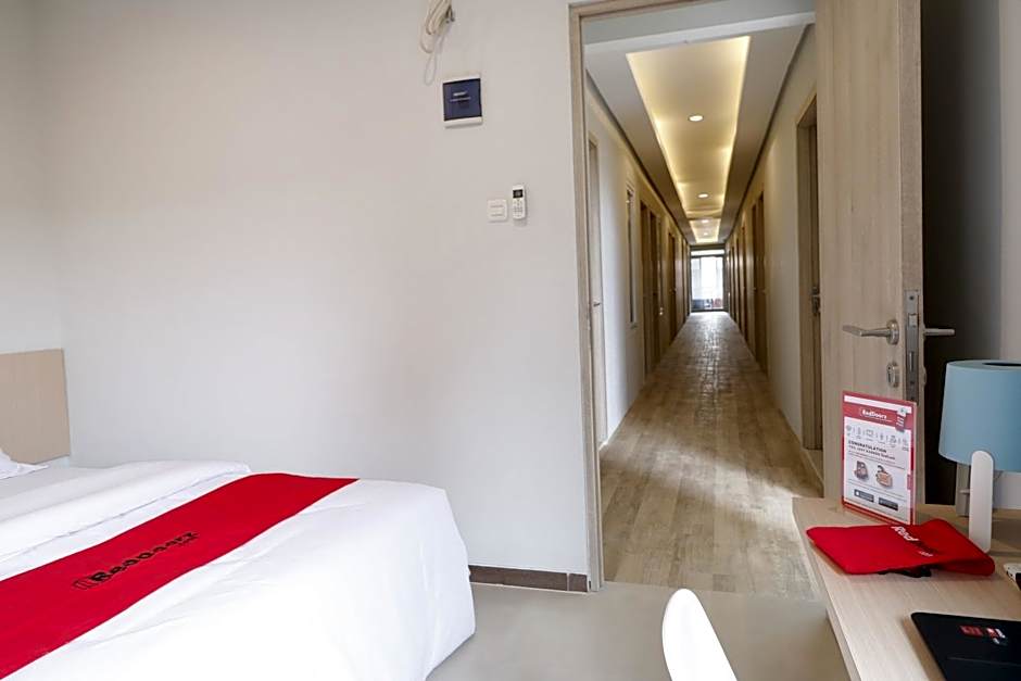 RedDoorz Plus Syariah near Mall Pondok Indah