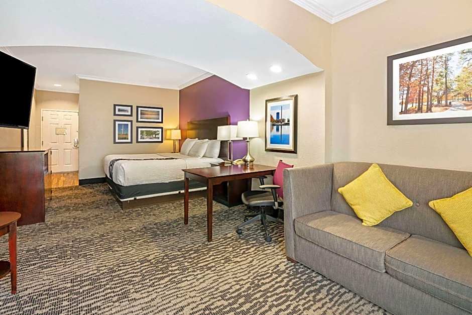 La Quinta Inn & Suites by Wyndham Houston - Magnolia