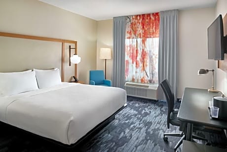 King Room with Adapted Tub - Mobility Accessible