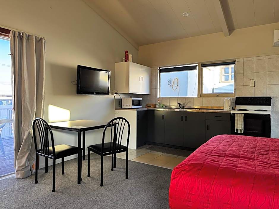 Jack & Di's Waiteti Lakefront Motel