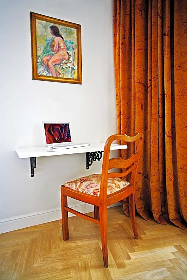 Crystal Suites Old Town