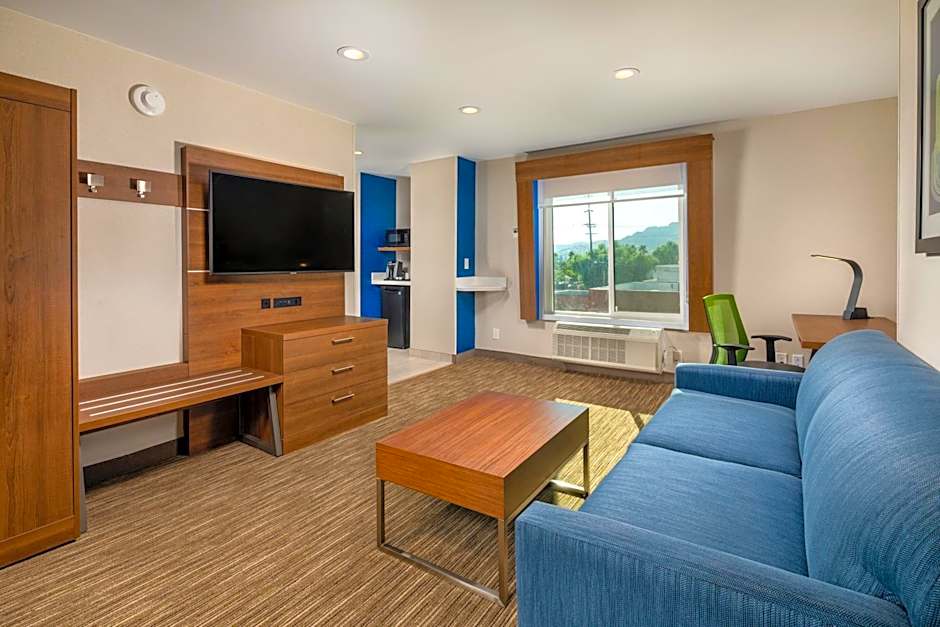 Holiday Inn Express and Suites Chatsworth By IHG