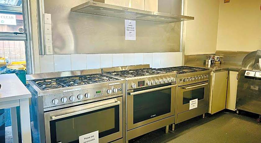 The Crossing Lodge and Backpackers