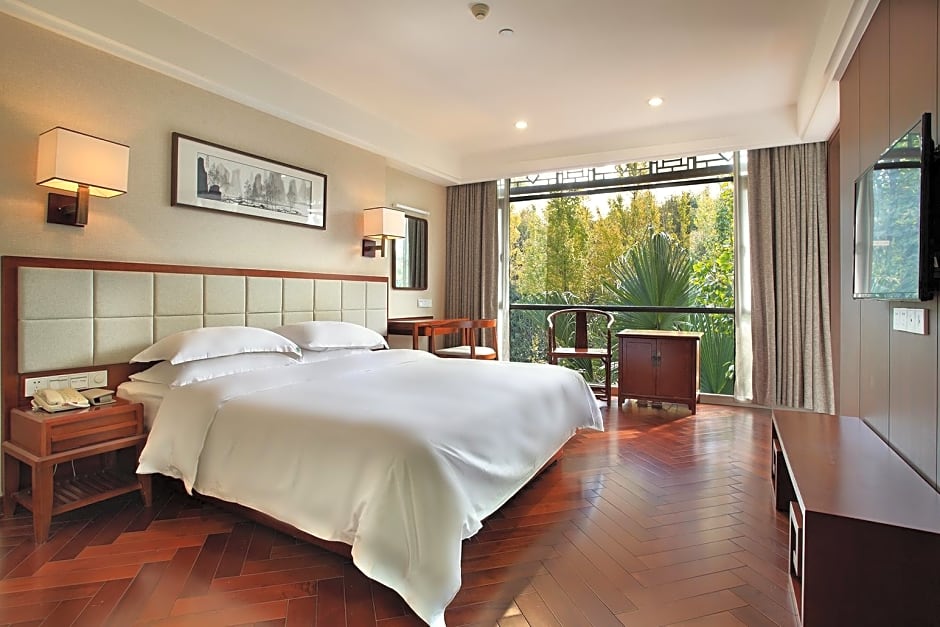 Photo 1 of 13 of Super 1 Queen Bed, Garden View