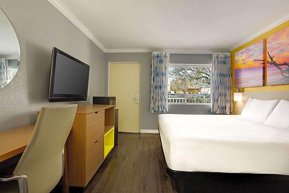 Days Inn by Wyndham Pensacola - Historic Downtown