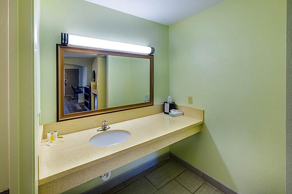 Super 8 by Wyndham Jackson MS Near the Fairgrounds