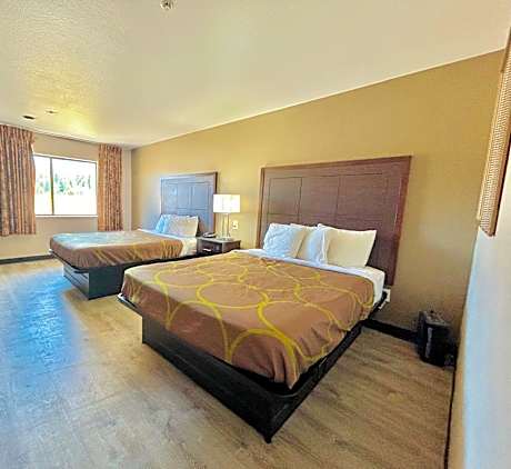 Family Room with Three Queen Beds - Non-Smoking