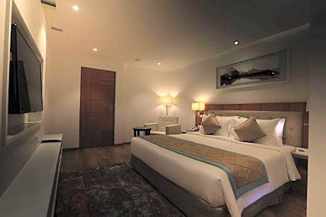 Deluxe King Room - Non-Smoking