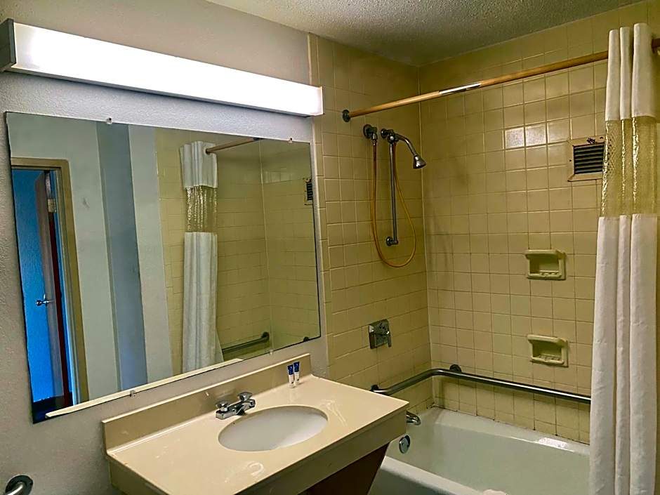 Motel 6 Marianna, FL