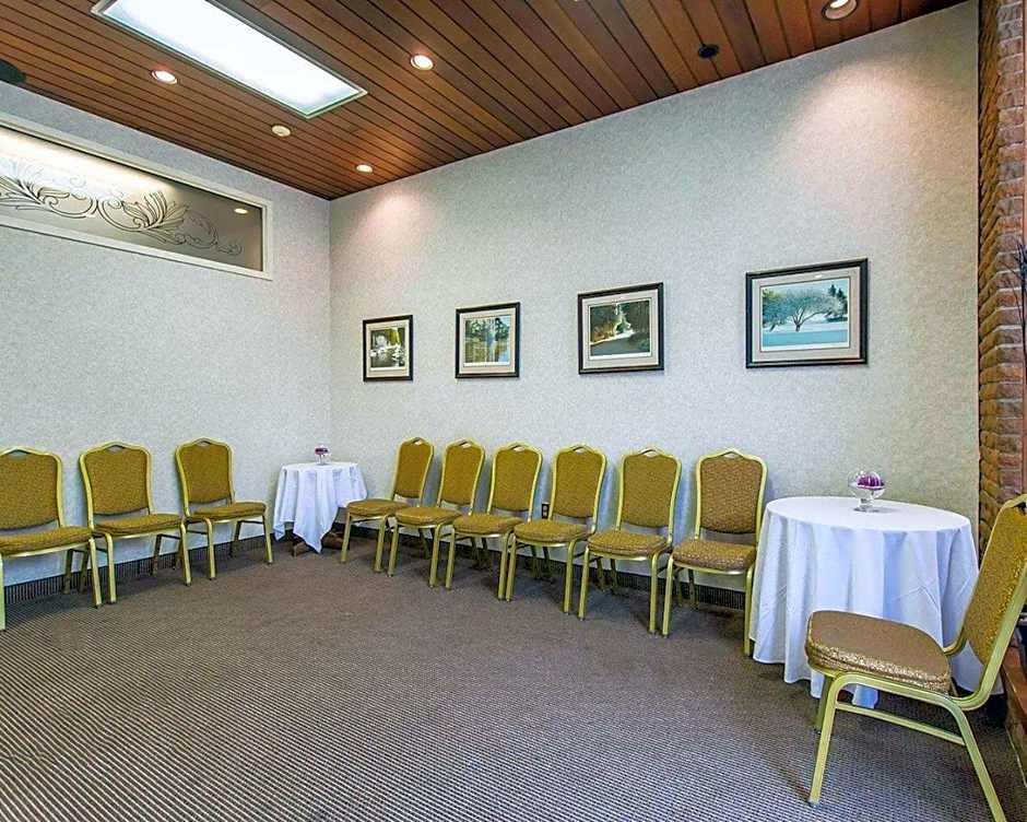 Quality Inn & Suites Charlottetown Downtown