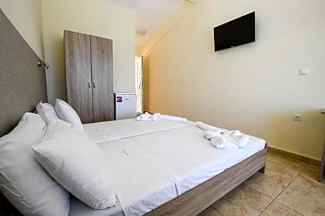 Economy Twin Room Poolside - Semi basement