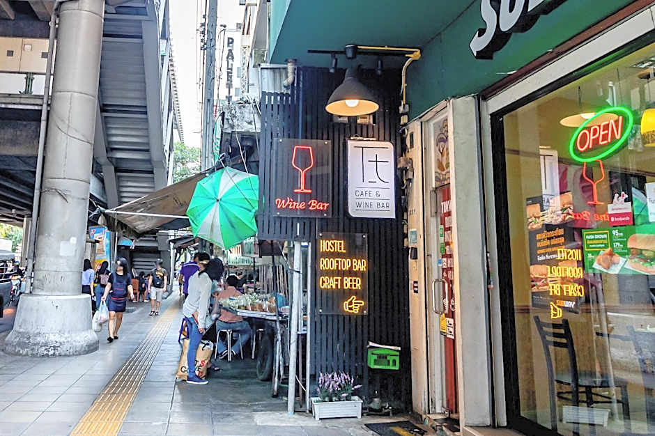 Thonglor travellers' hostel and cafe'