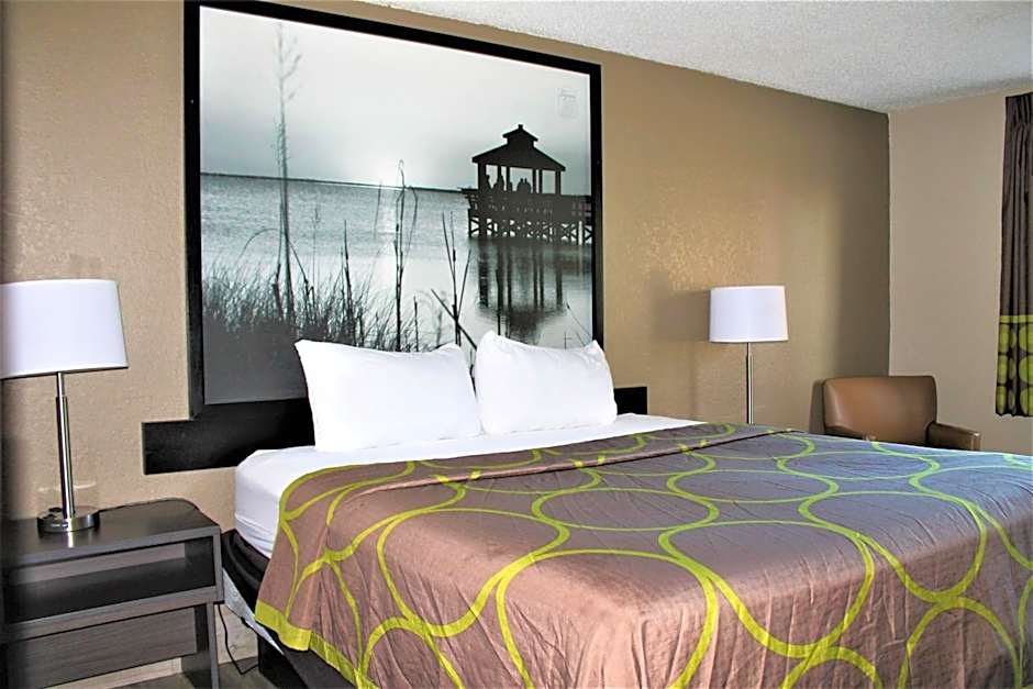 Super 8 by Wyndham Greensboro/Coliseum/Conv.