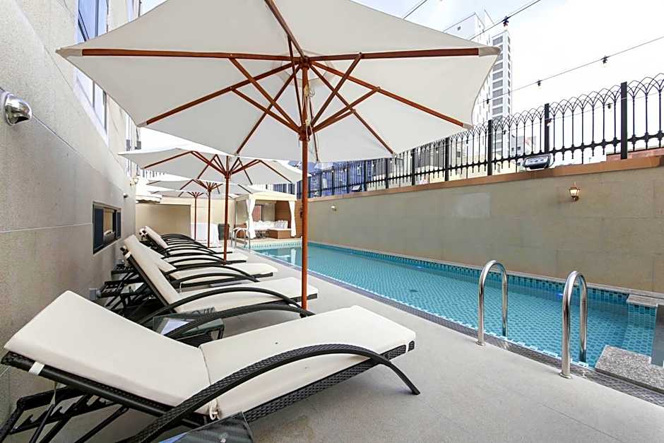 Hotel February Dong Seong Ro