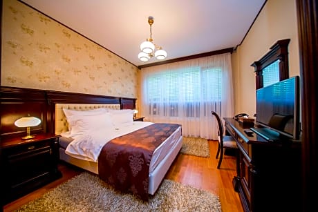 Suite-1 Queen Bed, Non-Smoking, Wi-Fi, Air-Conditioned, Mini Bar, Bathtub, Full Breakfast
