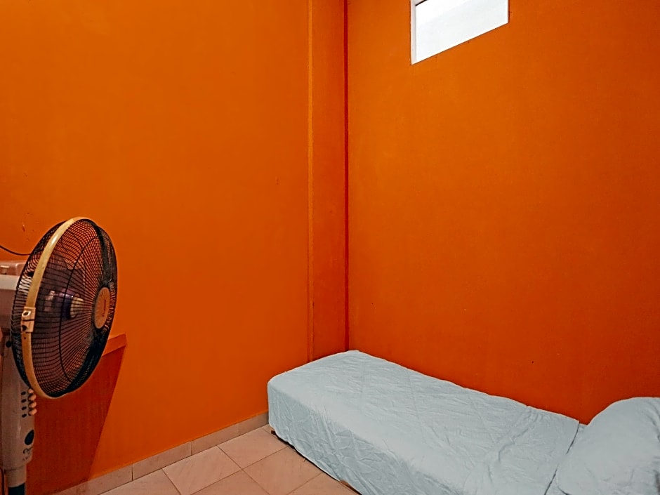 SPOT ON 92569 Anto Homestay SyariahNearPelabuhan Feri Harbor Bay