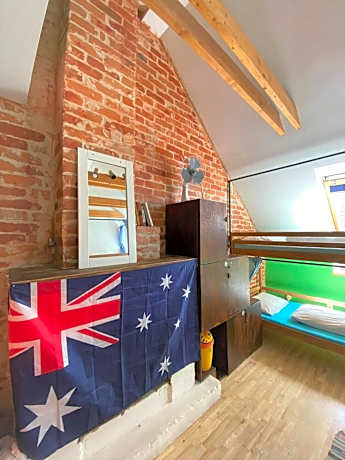 Single Bed in 8-Bed Dormitory Room with Shared BathRoom