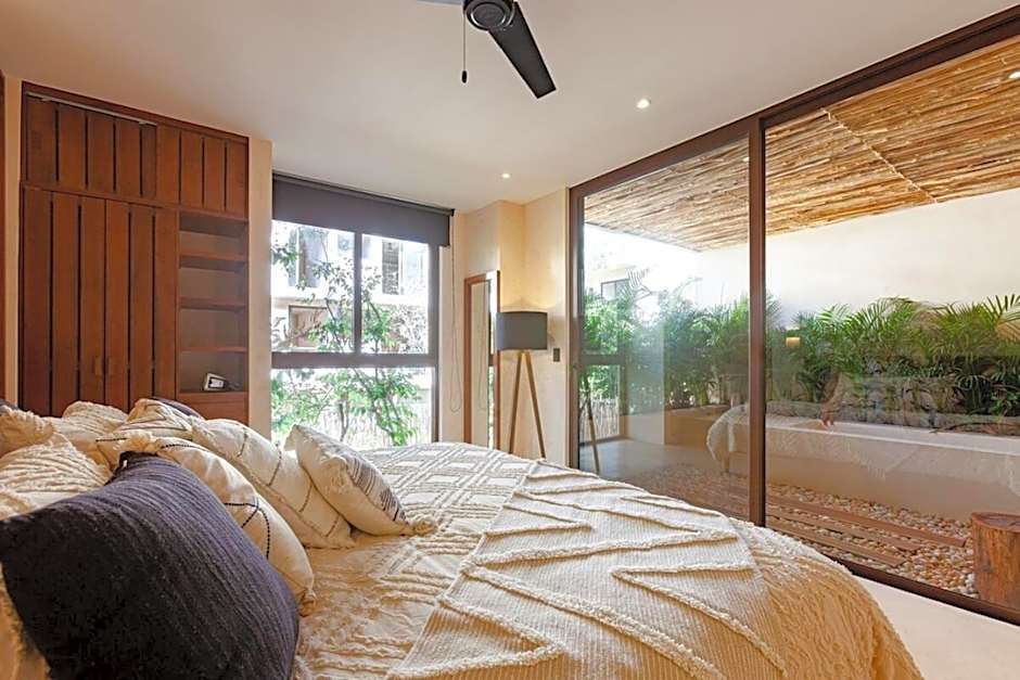 Luxe Jungle Apt 10min To Beach Hot Tub King
