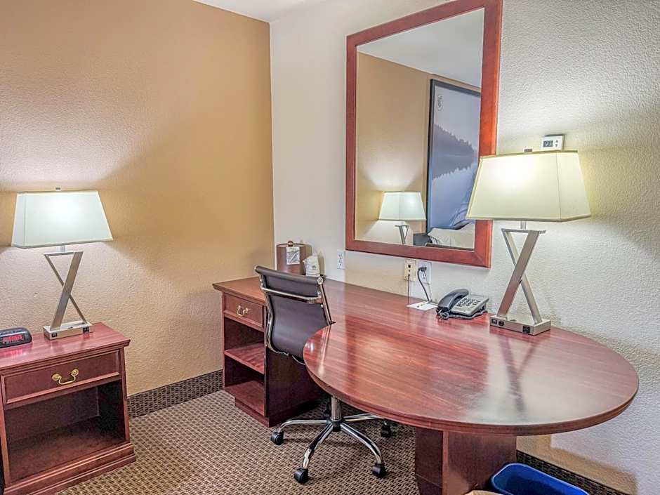 Super 8 by Wyndham High River AB