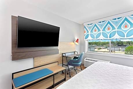 1 King Bed W/Walk In Shower