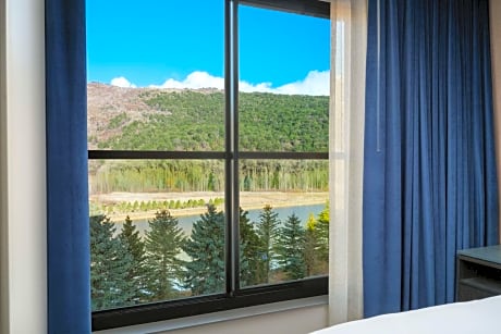Superior Queen Room with Two Queen Beds and Mountain View - Hearing Accessible