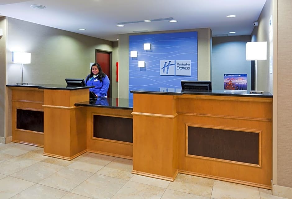 Holiday Inn Express and Suites Rochester West-Medical Center By IHG