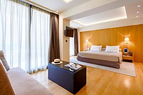 Deluxe Suite Partial Sea View