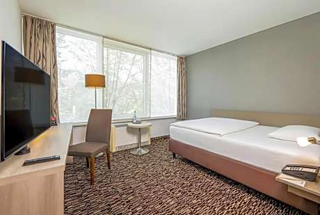 Queen Room with Roll-In Shower - Disability