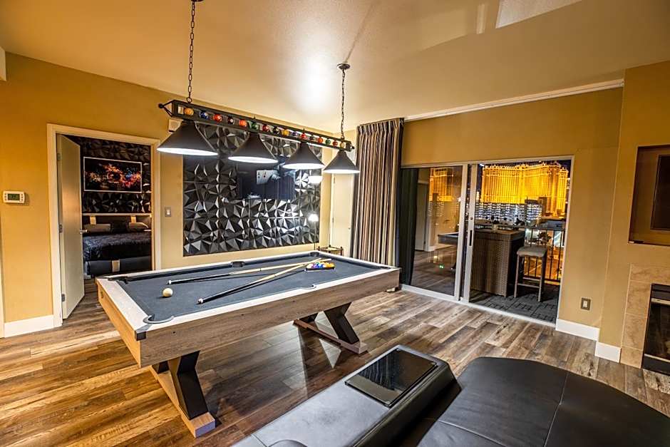 2100 SqFt Penthouse Suite W/ Strip Views! POOL GYM