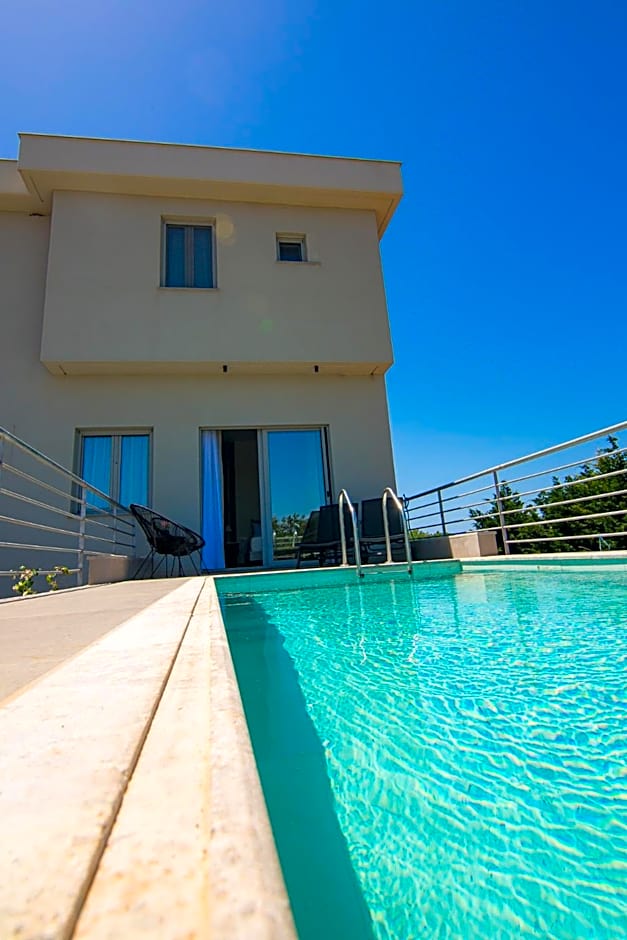 IO Luxury Pool & Hot Tub Suites