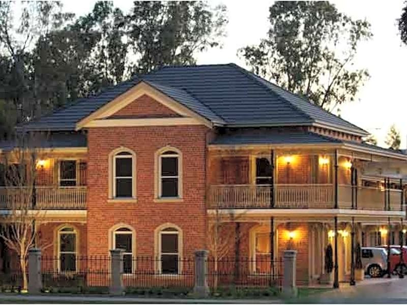 Carlyle Suites & Apartments