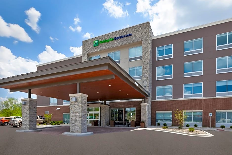 Holiday Inn Express & Suites - Grand Rapids Airport - South by IHG