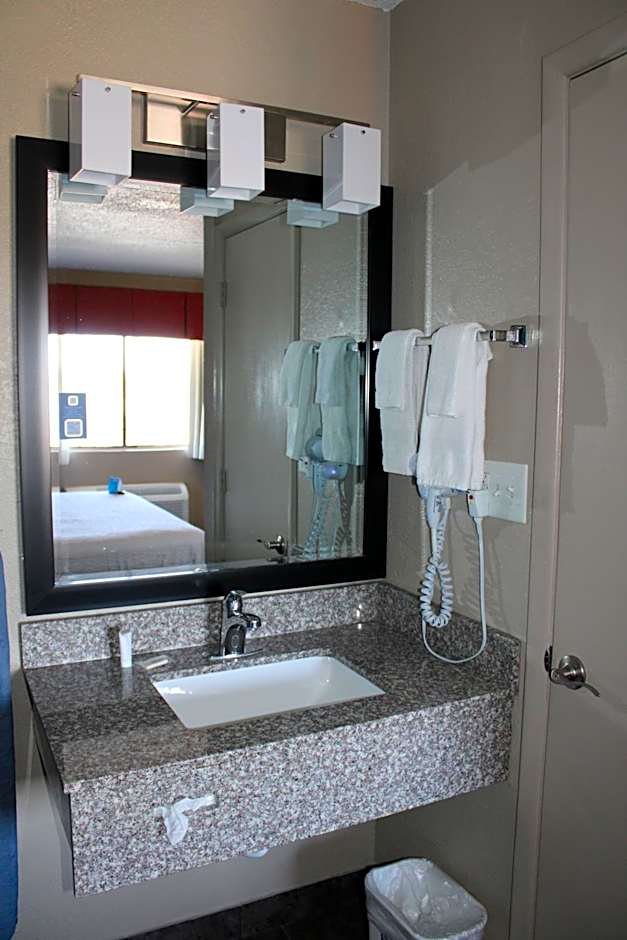 Days Inn & Suites by Wyndham Springfield on I-44