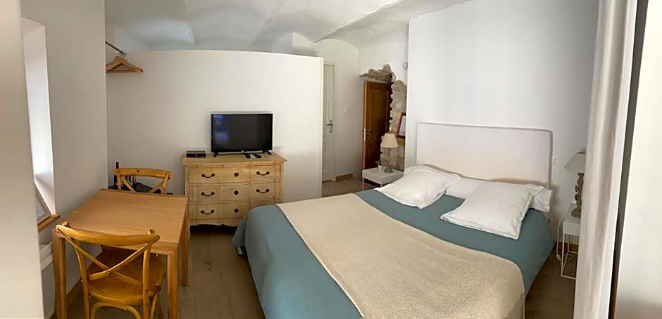 La Maison des Vendangeurs - TABLE D'HÔTES le soir du jeudi au dimanche- Jacuzzi - Balnéo SPA - ACCES PISCINE pour toutes les chambres sauf STUDIO COQUET- Piscine de mai à mi-octobre