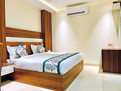 Deluxe Double Room (2 Adults + 1 Child)
