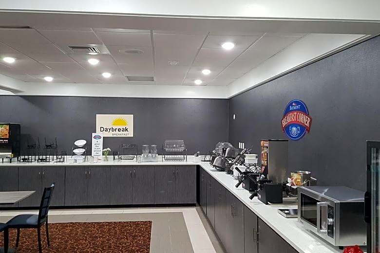 Days Inn & Suites by Wyndham Grand Rapids Near Downtown