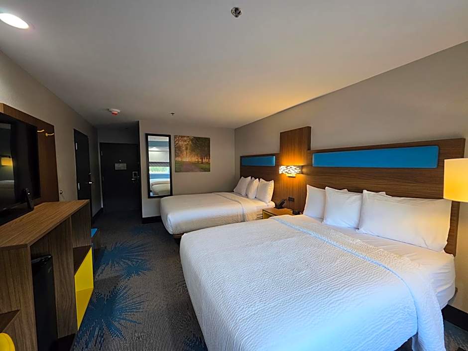 Days Inn & Suites by Wyndham Brandon Amphitheater