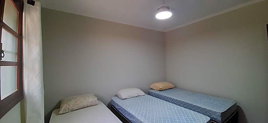 Caso em condomínio com lago, serra, campo e mar