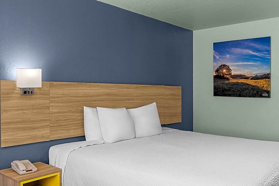 Days Inn by Wyndham Pratt