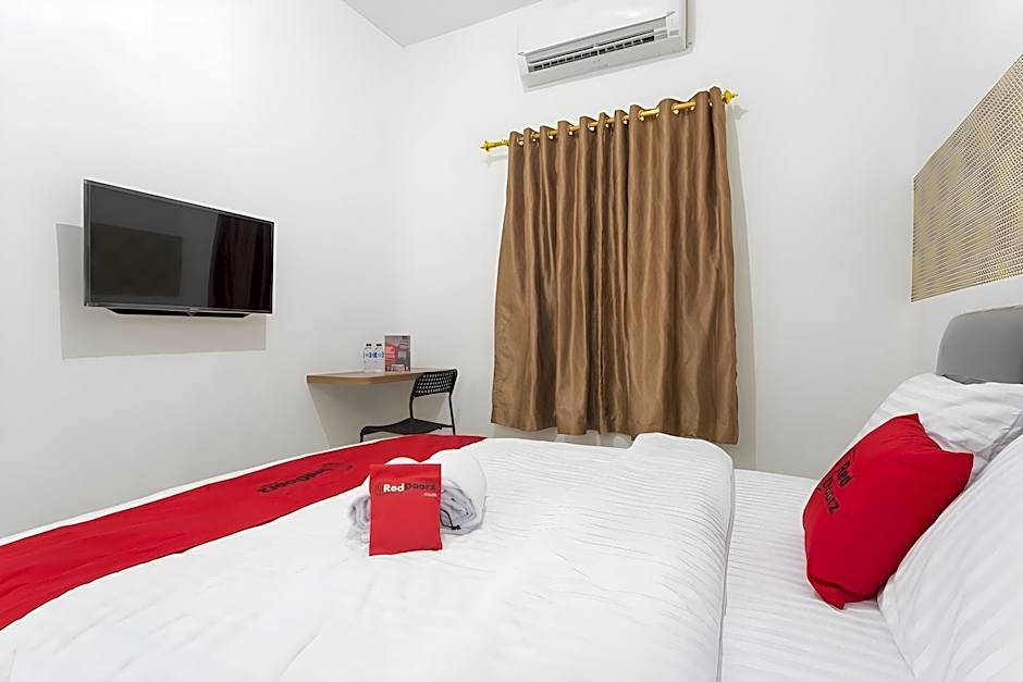 RedDoorz Plus @ Boulevard Residence BSD