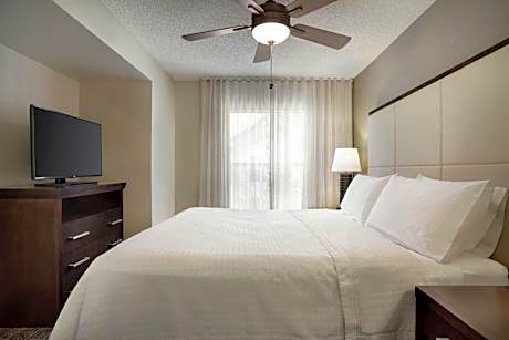 One-Bedroom King Suite with Fireplace - Non-Smoking