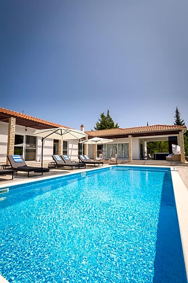 Villa Stella - heated pool, jacuzzi & sauna
