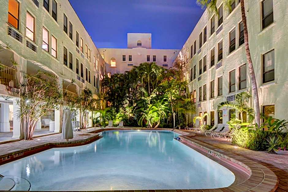 Palm Beach Hotel with Juliette Balconies! 2 blocks from beach! Historic Landmark