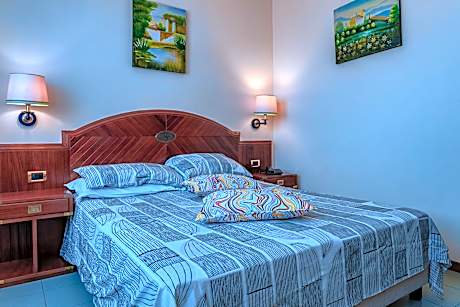 Deluxe Double Room with Side Sea View