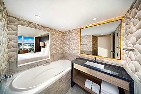 The Vista | Premium Fallsview Suite | Six Beds | Two Bathrooms